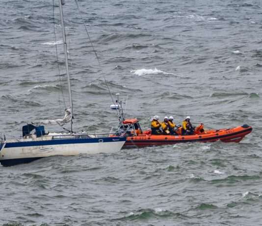 Coastguard and RNLI Respond to Sinking Vessel Near Brighton Marina