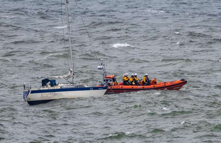 Coastguard and RNLI Respond to Sinking Vessel Near Brighton Marina
